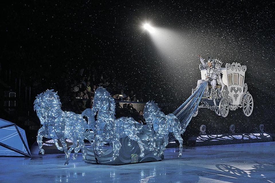 В своем шоу фигурист появляется на летающей колеснице в образе Снежного короля. Фото: thesnowking.ru