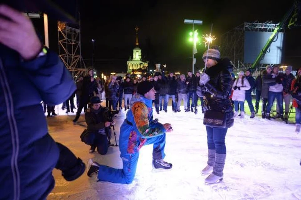 Москвич сделал предложение своей девушке на Главном катке страны перед Новым Годом