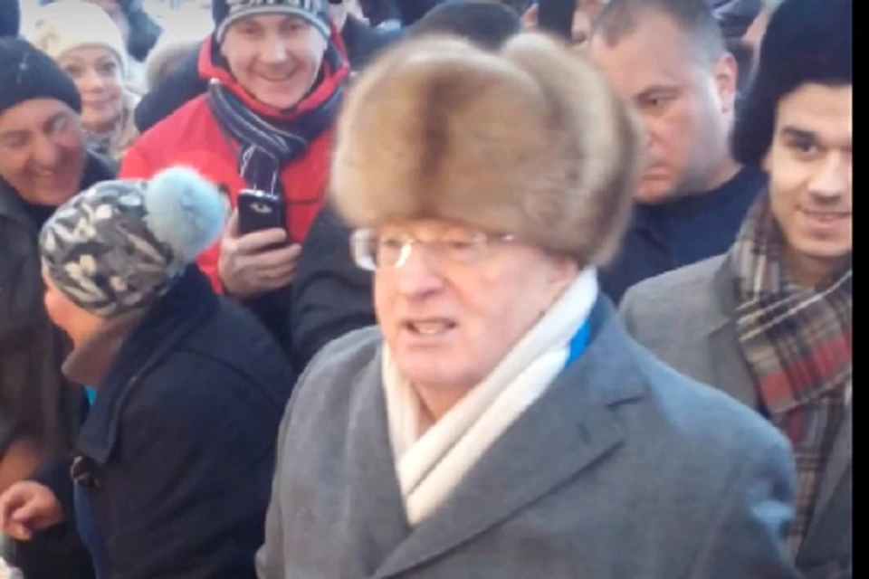 Владимир Жириновский устроил раздачу тортов на рынке в Кисловодске. Фото: Youtube
