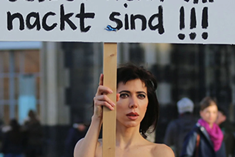 Мило Муаре устроила «голую» акцию протеста в центре Кельна.