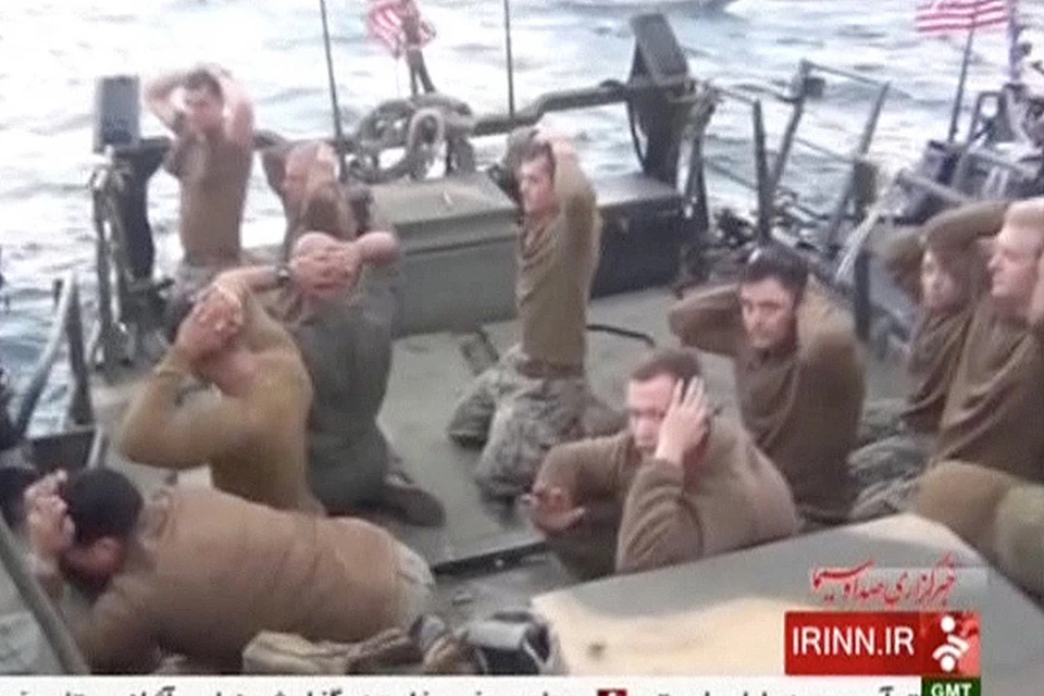 Тегеран распространил видео задержания двух катеров с десятью морпехами ВМС США