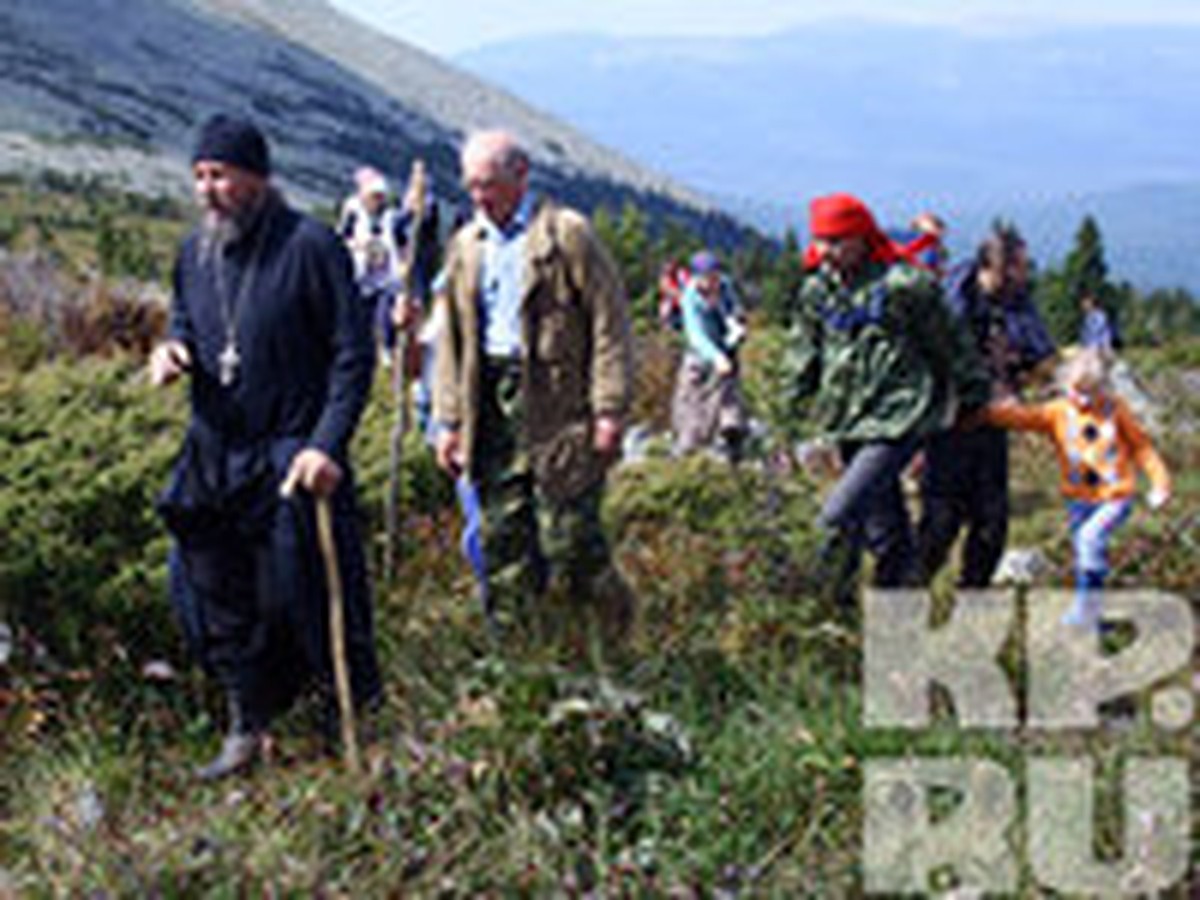 Южноуральские паломники отметили Спас восхождением на гору - KP.RU