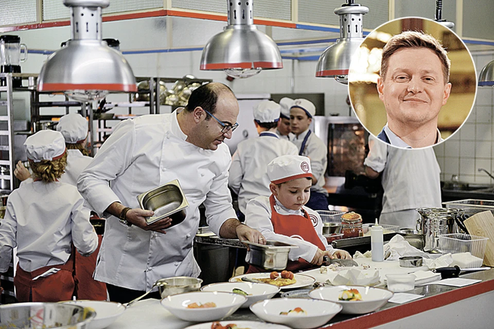 Бренд-шеф Андрей Шмаков (слева в кружке) оценил кулинарные навыки воспитанников повара Джузеппе Д'Анджело. Фото: канал СТС.