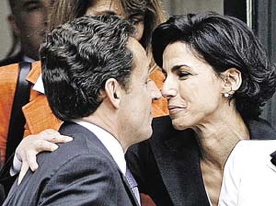 Саркози дружески целует Рашиду на официальной встрече. А может быть, не только дружески?..