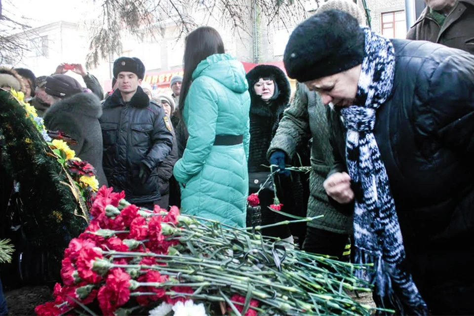 Горожане принесли цветы к месту трагедии. Фото: Никита МАКАРЕНКОВ, Павел ХАНАРИН