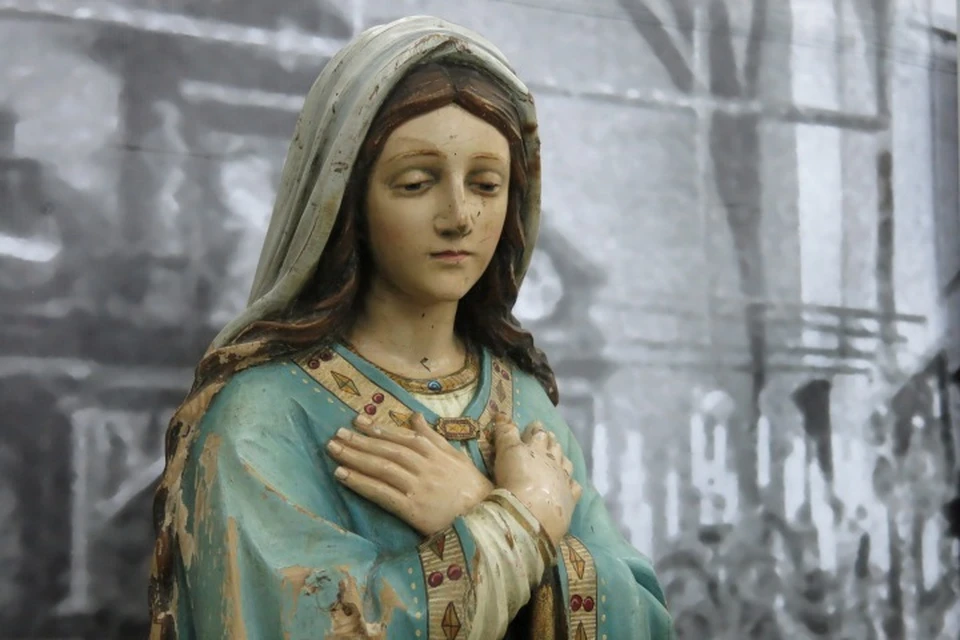 1.	Дева Мария. Скульптура находилась в Новой Альтштадтской кирхе Кенигсберга. Первая половина XIX века. Около 30 лет назад фигуру девы Марии выкупили у одного из собирателей старины, теперь ее могут увидеть посетители музея.
