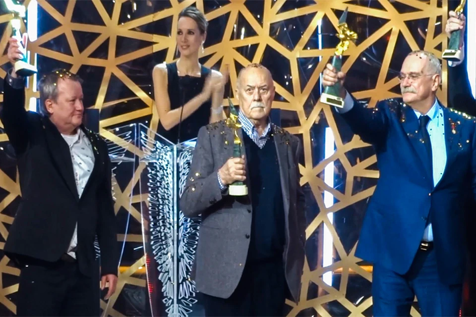 Лауреаты премии «Золотой  орел» (слева направо): Павел Печенкин, Станислав Говорухин, Никита Михалков. Фото: кадр из видео.