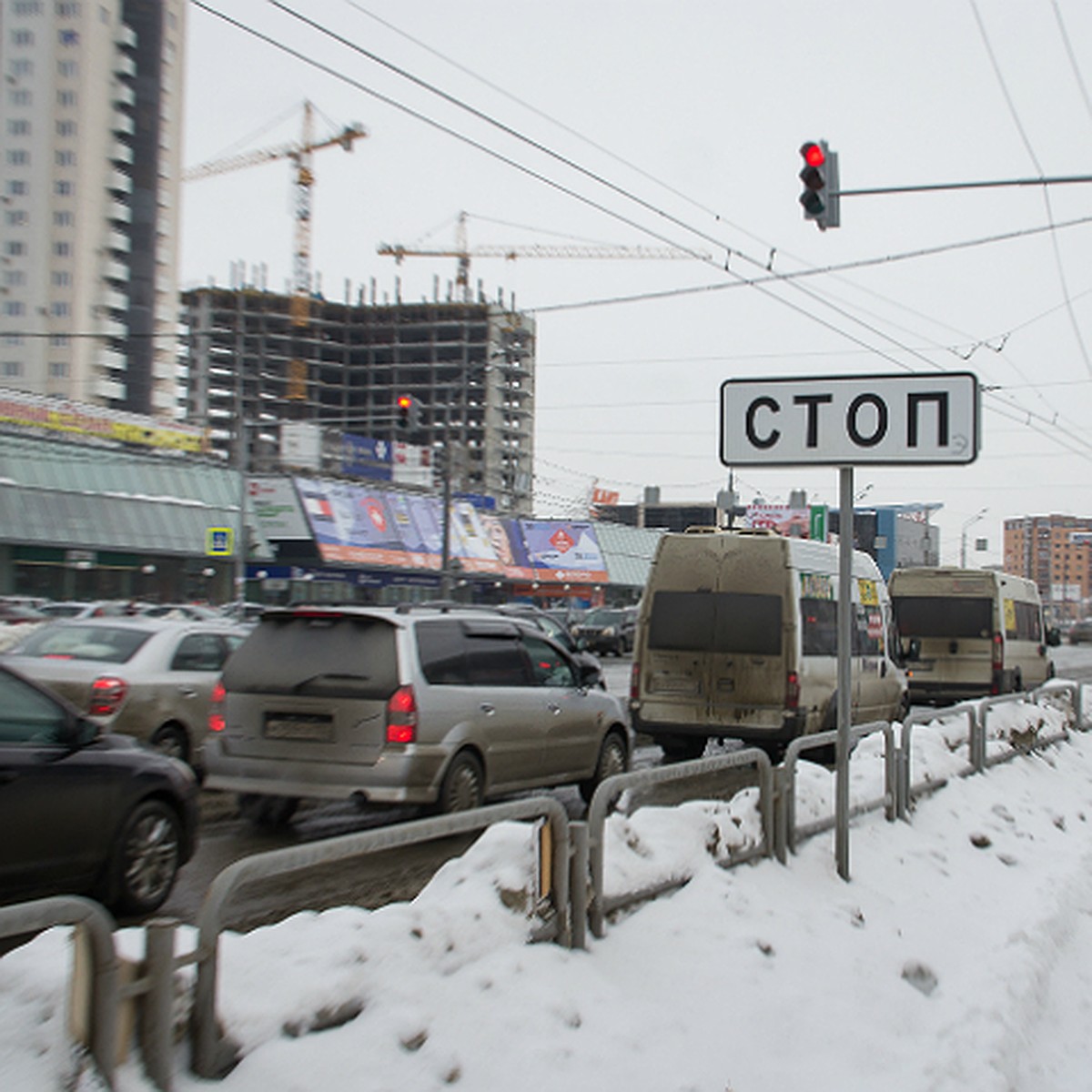 В Челябинске на дороге знак «СТОП» установлен за 20 метров от светофора -  KP.RU