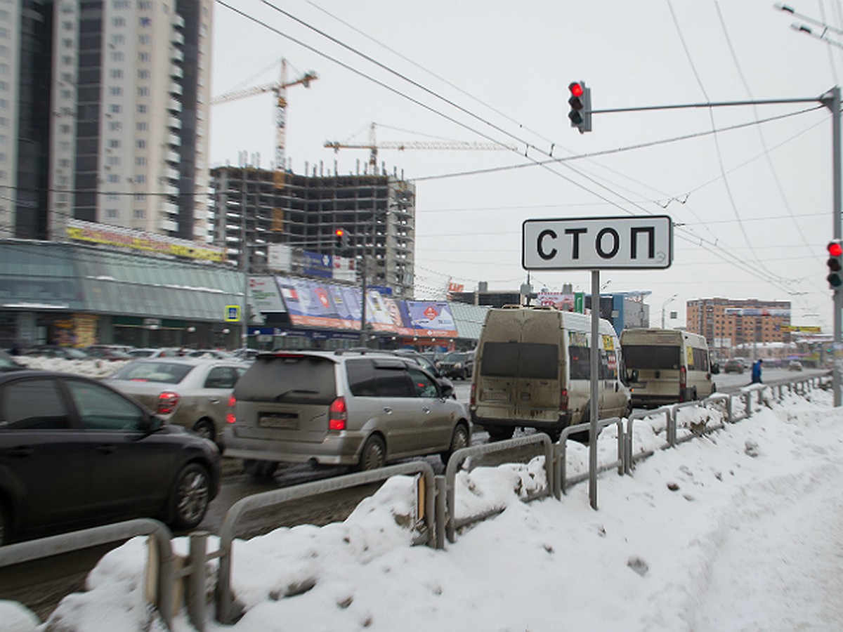 В Челябинске на дороге знак «СТОП» установлен за 20 метров от светофора -  KP.RU