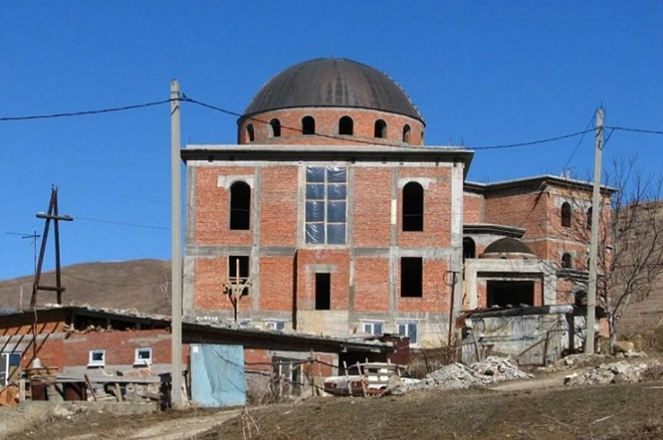 Все время, пока шло строительство этой мечети в поселке Белореченском, параллельно шли суды о правомерности такой застройки.