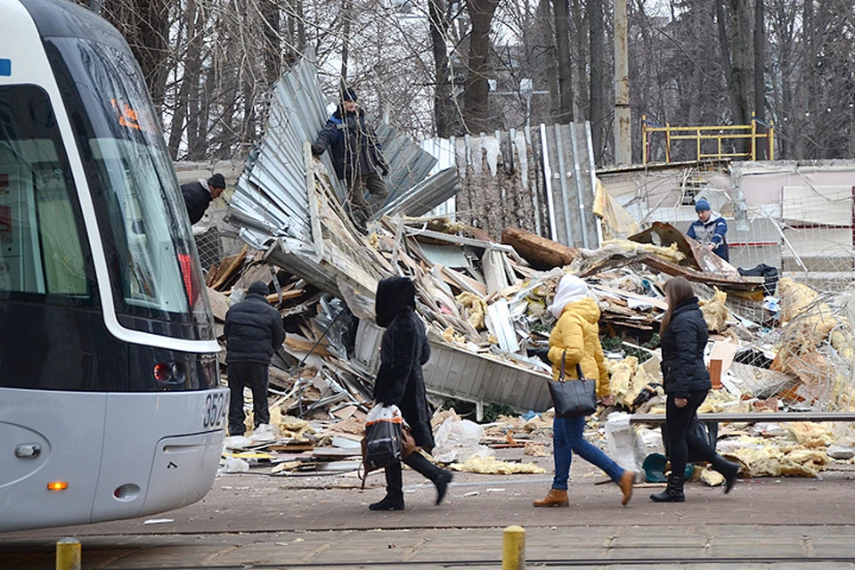 Утром москвичи стали свидетелями работ по сносу незаконных построек возле станций метро.