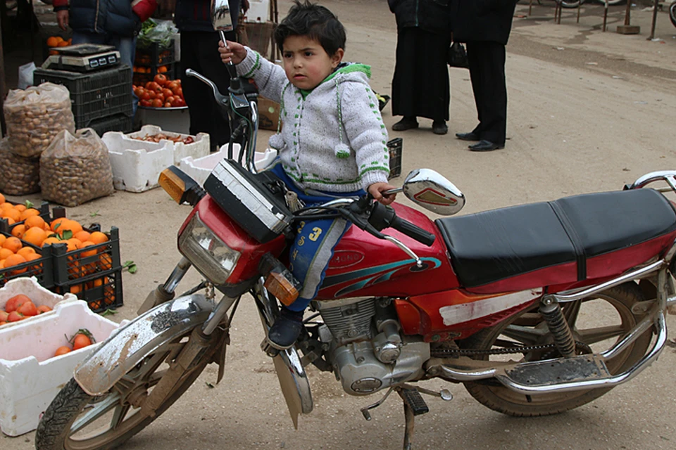 На рынке идет бойкая торговля фруктами и овощами, туда сюда снуют десятки мотоциклов