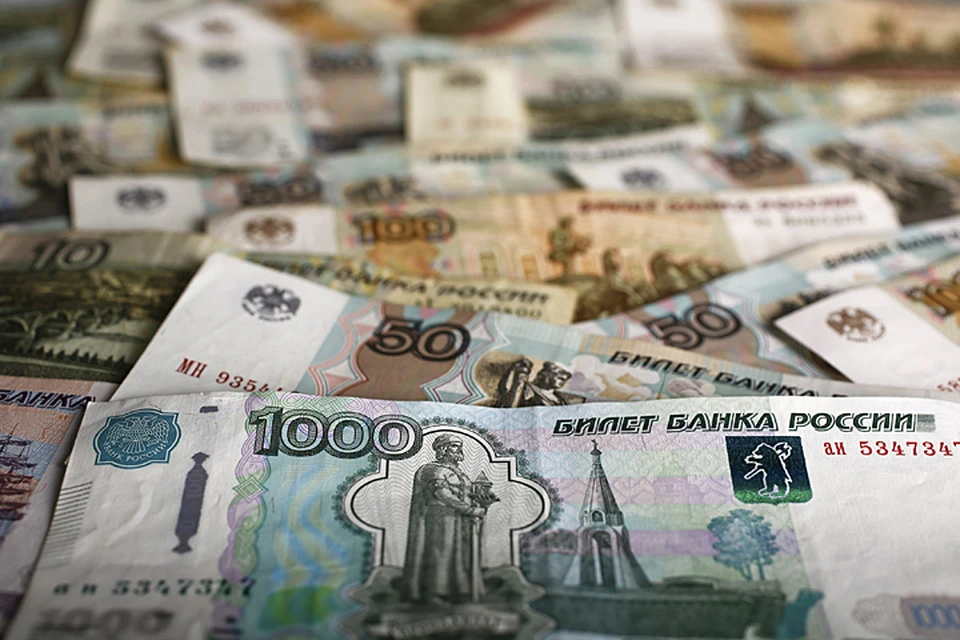 Уже после того как ЦБ установил официальные курсы, в пятницу рубль резко поднялся на торгах Московской биржи