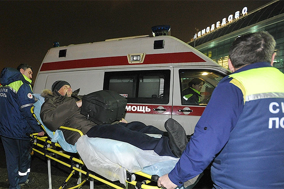 24 января 2011 г. Врачи скорой помощи эвакуируют пострадавшего в результате взрыва в аэропорту Домодедово.