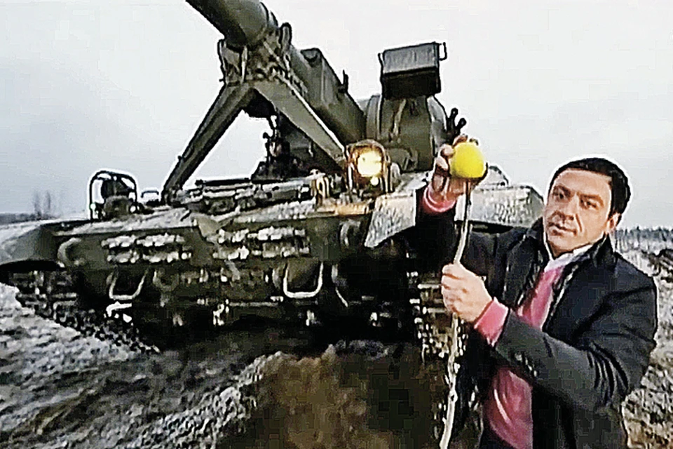 Боевая мощь Российской армии не перестает удивлять ведущего. Фото: Канал "Звезда"