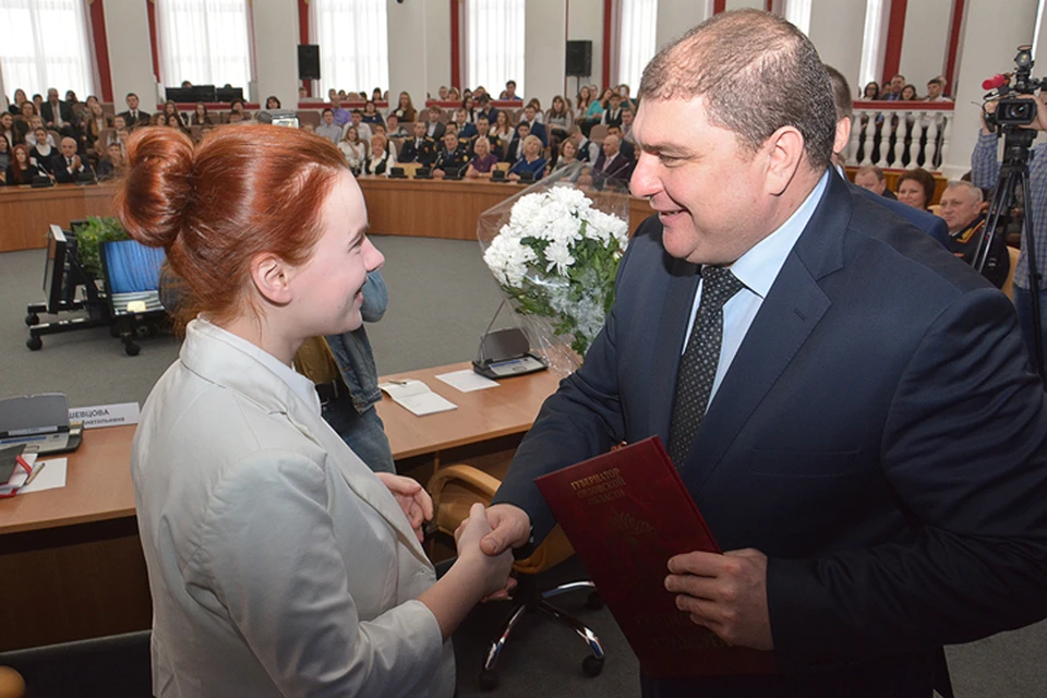 Награды талантливым ребятам вручил губернатор Вадим Потомский.
