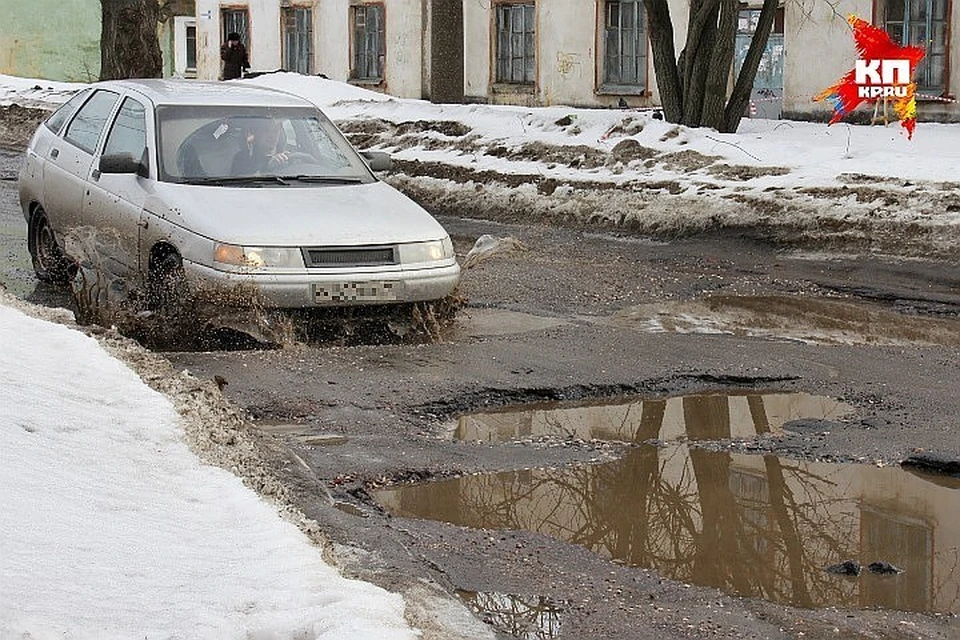 Омичи, повредившие свои машины на ямах, отсудили в 2015-м 4 миллиона рублей.