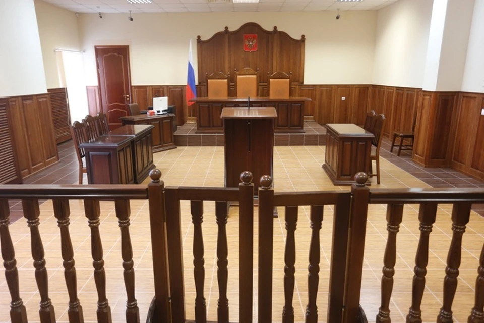 Удивительно, но казус в суде не исправили, а подтвердили - ходить без фамилии можно.