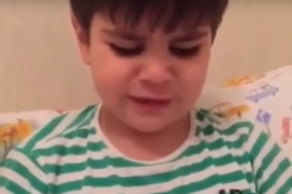 Чеченский мальчик заплакал, узнав, что Рамзан Кадыров может уйти со своего поста. Фото: Youtube.