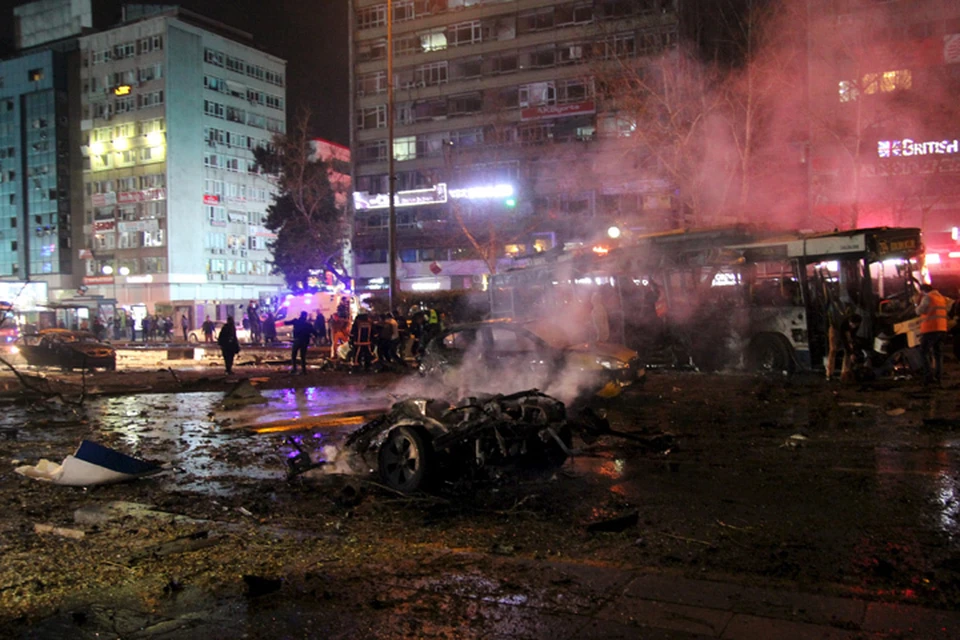 На месте взрыва в центре Анкары быстро разгорелся пожар