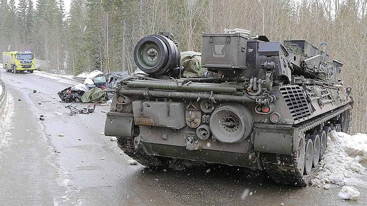 Натовский танк в Норвегии раздавил легковой автомобиль вместе с водителем -  KP.RU