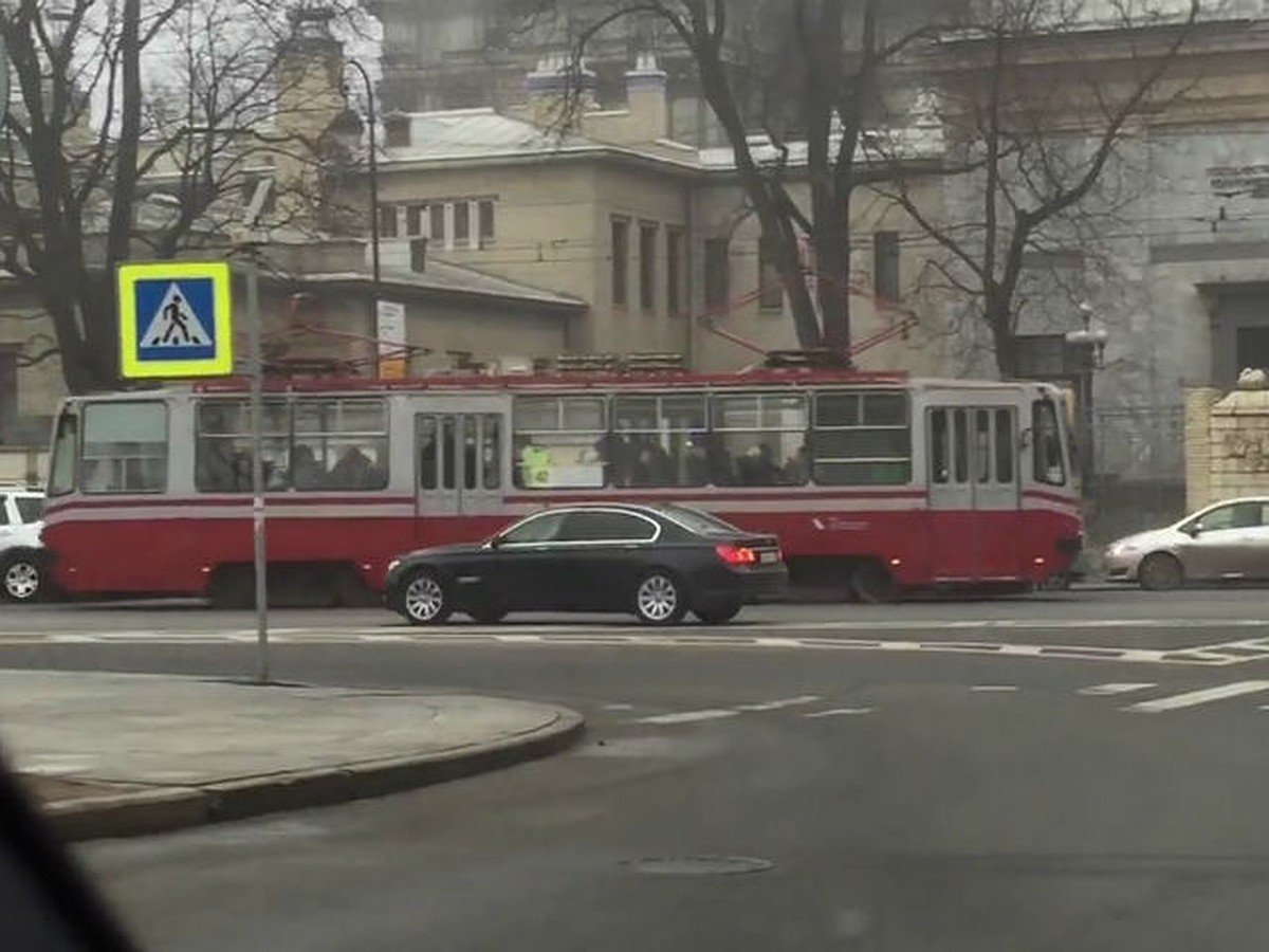 В Петербурге БМВ генерала прокуратуры ездила по «встречке» на глазах  полицейских - KP.RU