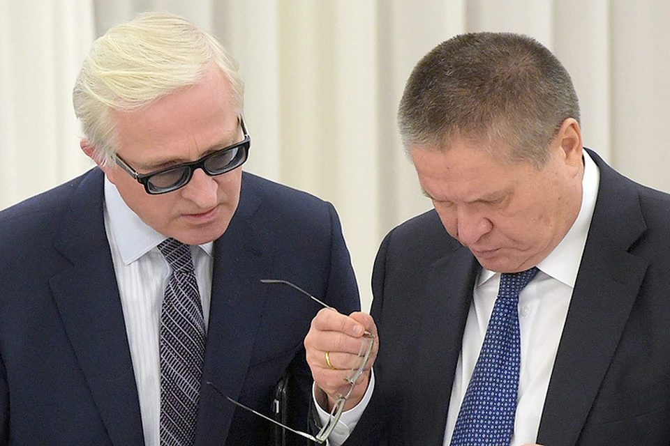 Президент союза Александр Шохин подарил Алексею Улюкаеву арифмометр марки «Феликс». Фото:  Александр Астафьев/пресс-служба правительства РФ/ТАСС