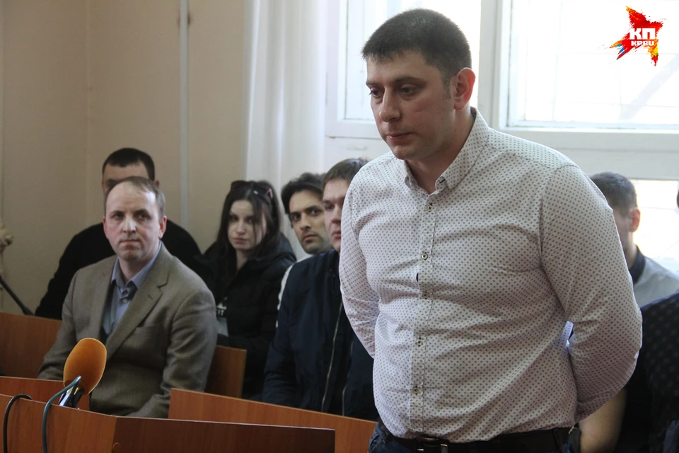 Врач-анестезиолог Арцрун Кочарян (крайний справа) оказался на скамье подсудимых за избиение хирурга Алексея Панюшкина.