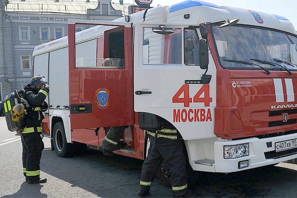 К зданию Министерства обороны России на улице Знаменка вновь вызваны пожарные расчеты.