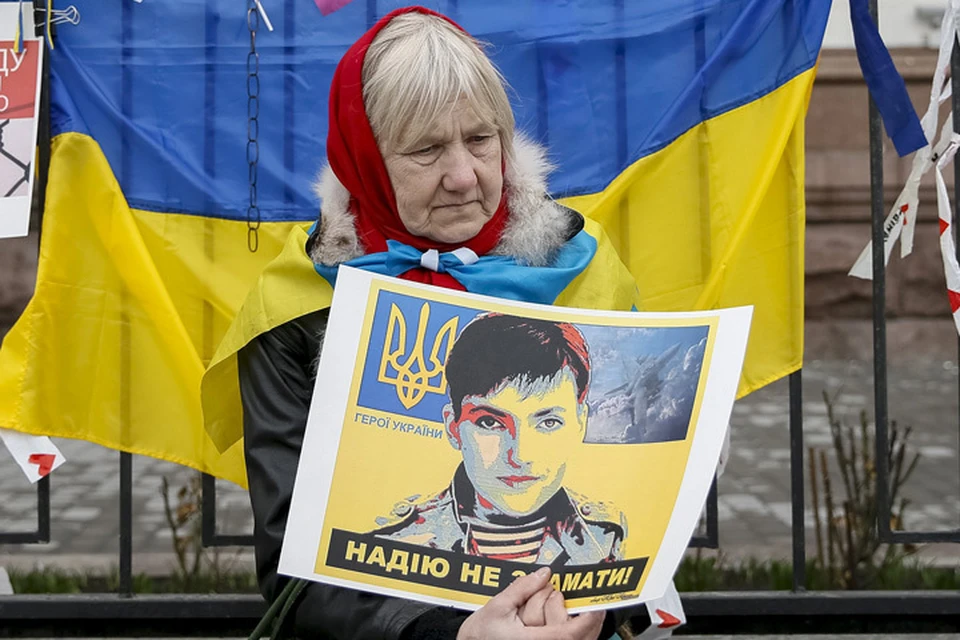 Участница пикета у здания посольства России в Киеве.