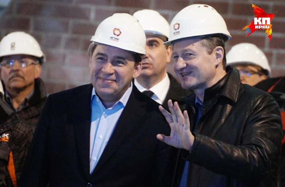Губернатор Свердловской области Евгений Куйвашев (слева) и глава УГМК Андрей Козицын открывают завод по производству кирпича.