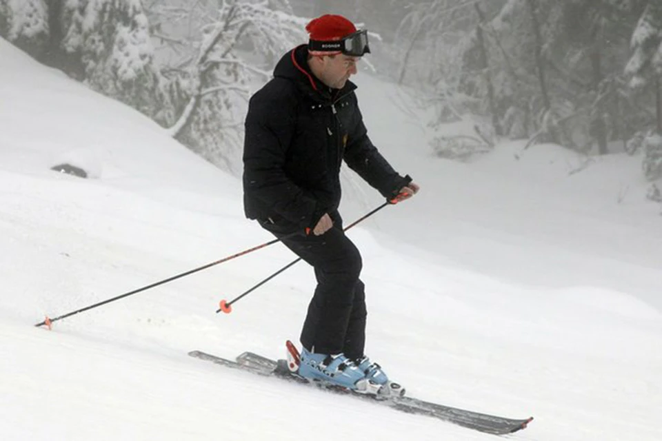Премьер Дмитрий Медведев побывал на горнолыжном склоне "Большой Вудъявр".
Фото: nvdaily.ru