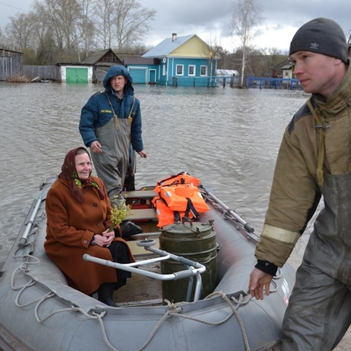 В Кунгуре спасатели устроили бабушкам Вербное воскресенье, а в Кудымкаре  прибираются после наводнения - KP.RU