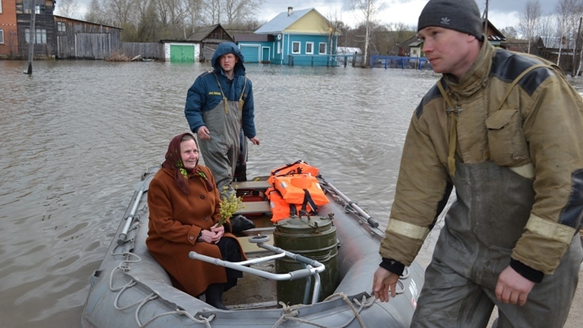 В Кунгуре спасатели устроили бабушкам Вербное воскресенье, а в Кудымкаре  прибираются после наводнения - KP.RU