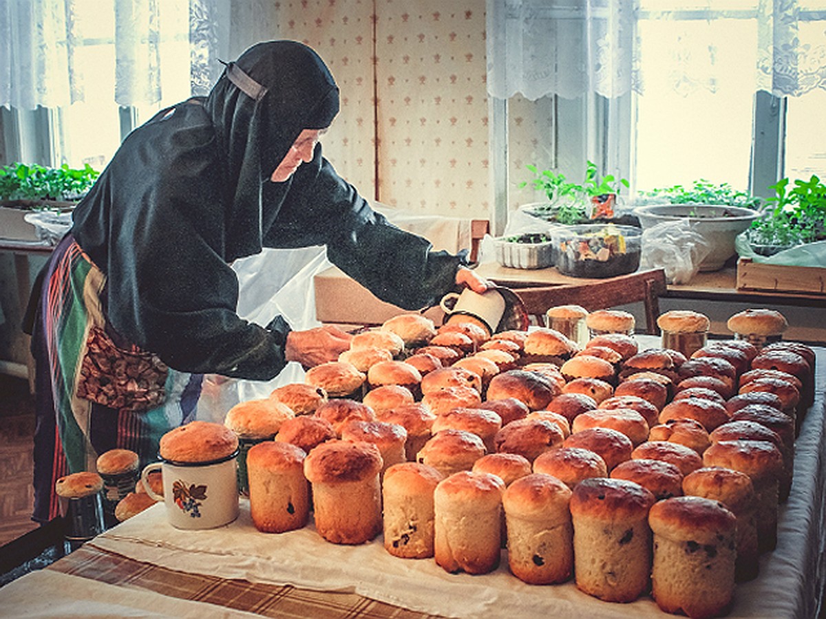 Светлый праздник Пасхи: учимся печь куличи у послушниц Свято-Алексеевского  монастыря - KP.RU