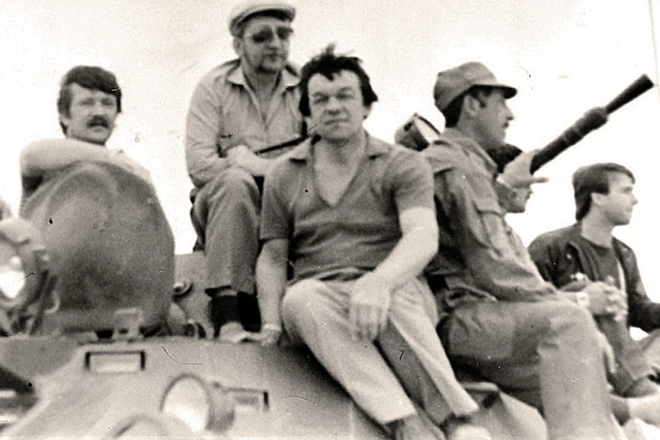 Журналисты «Комсомолки» в Афганистане. Юра Макарцев - в центре. Рядом с ним слева направо - Юрий Совцов (в люке), Ярослав Голованов и Сергей Кожеуров (под стволом пулемета).