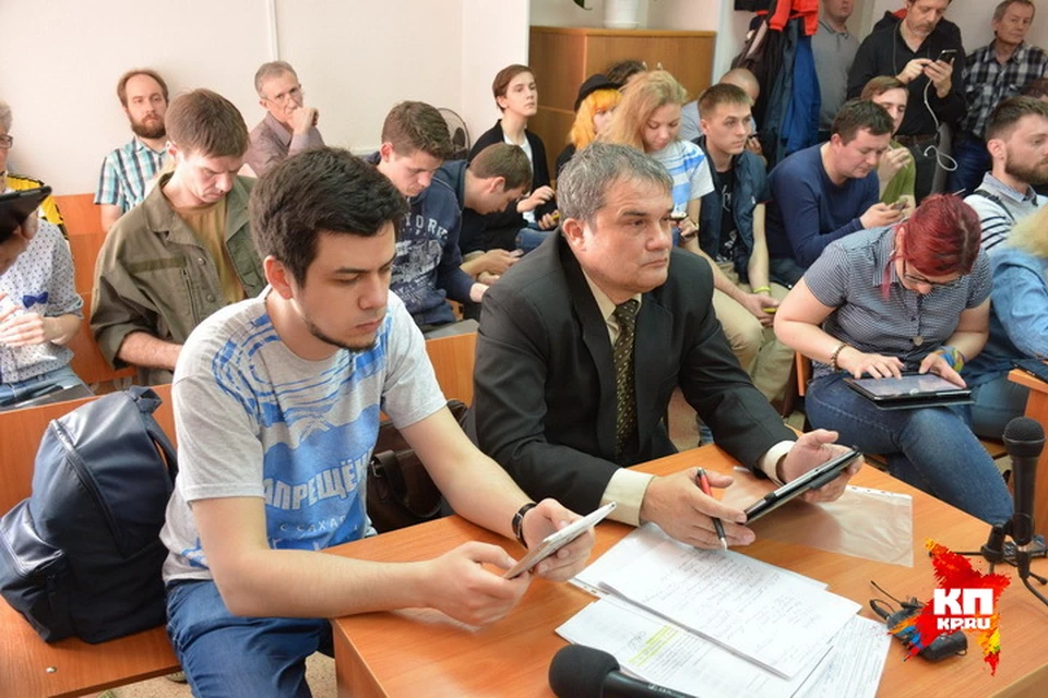 Артем Лоскутов в суде Центрального района: ведет трансляцию в Твиттер.