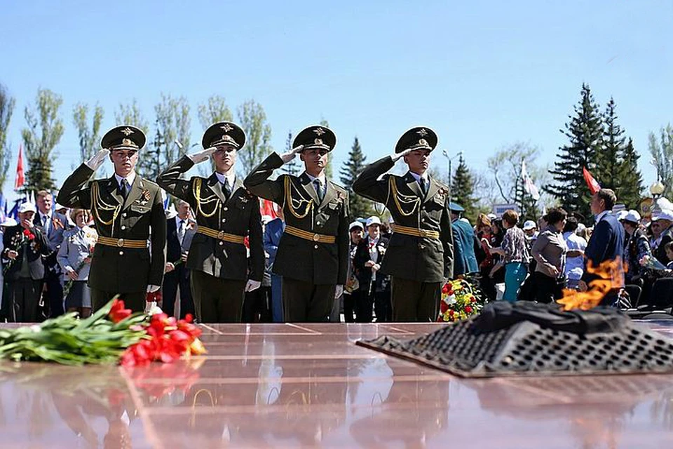 День Победы в Саратове: возложение цветов к Вечному огню