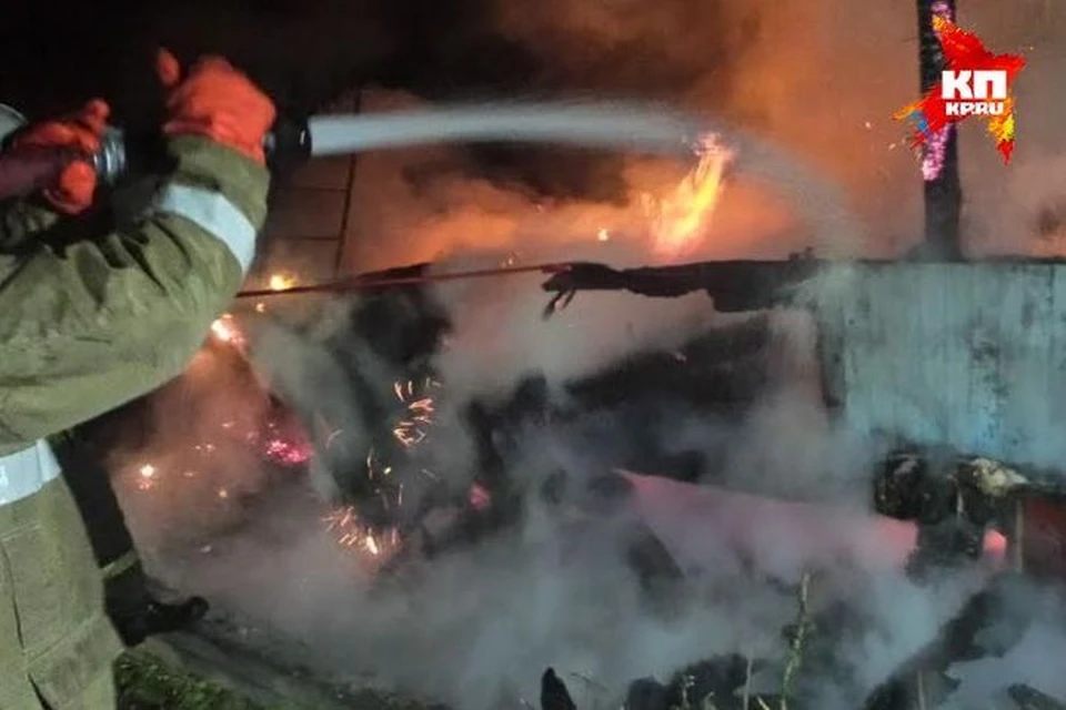 Один из мужчин сумел спастись, выбравшись через окно. Сейчас он в больнице.