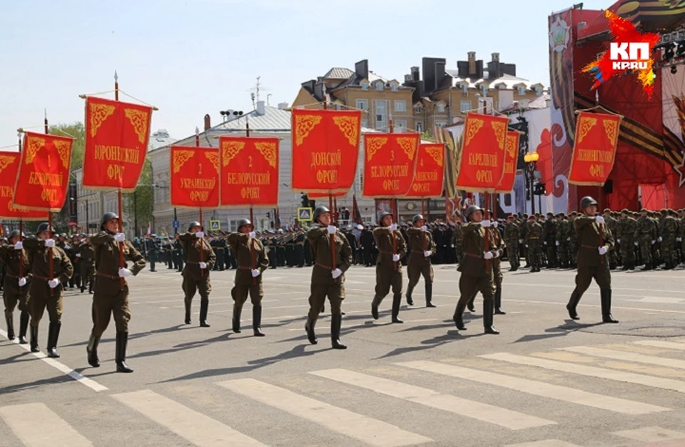 По площади маршем прошлись две тысячи человек.