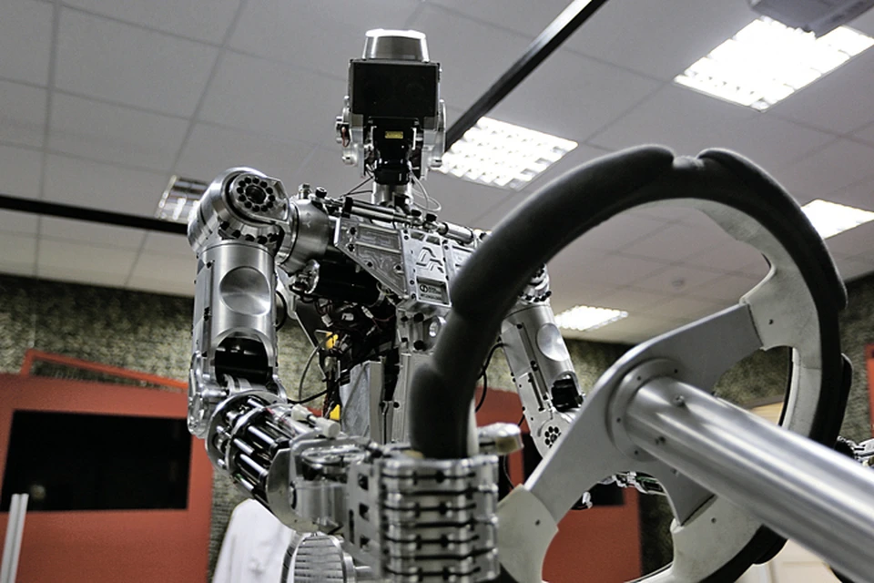 Этот симпатичный робот способен вести машину с помощью искусственного интеллекта. Фото: Мария СЮМАК/ФПИ