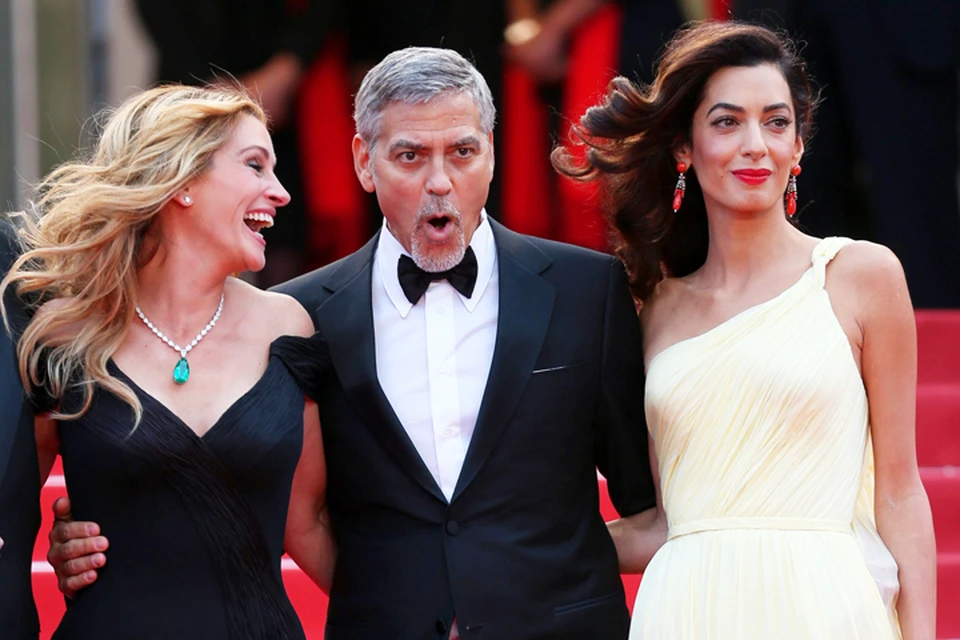 Джордж Клуни появился в компании сразу двух очаровательных женщин: партнерши по картине Джулии Робертс и своей жены Амаль. Фото: East News.