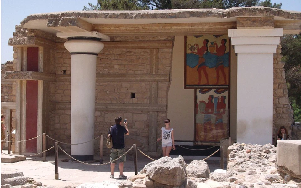 Кносский дворец на Крите - экскурсия из "обязательной программы" для туристов в Греции.
