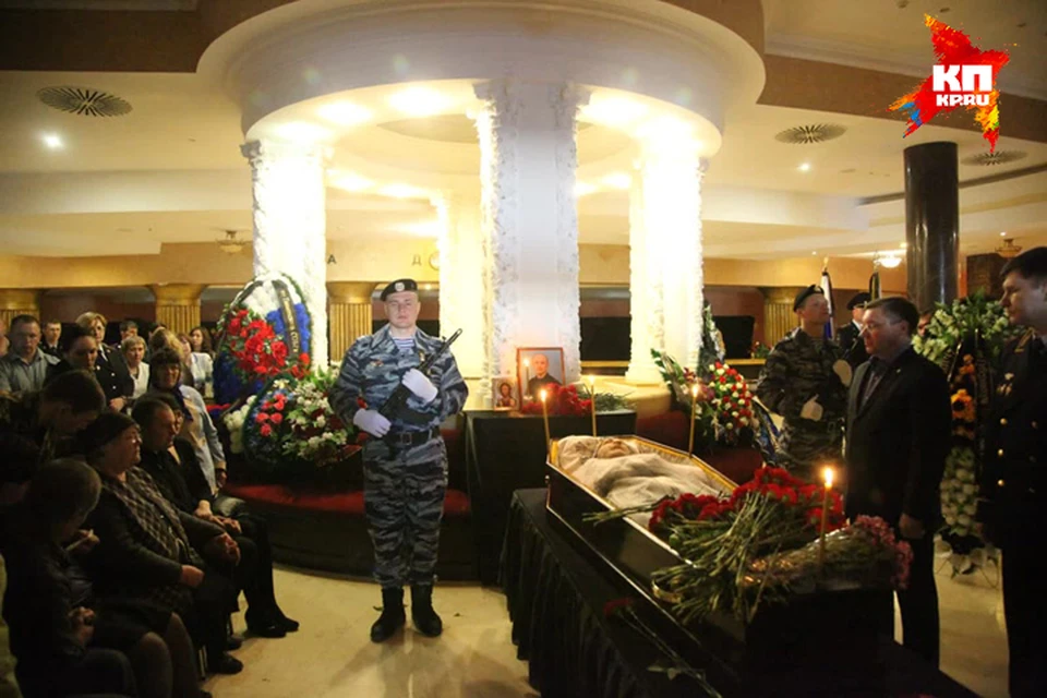 прощаются с офицером. прощание. прощание с александром тарасовым. дмитрий федосюк кгб. прощание с коллегами.