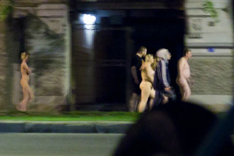 Голых проституток заметили прохожие Фото: ДТП и ЧП (Вконтакте)