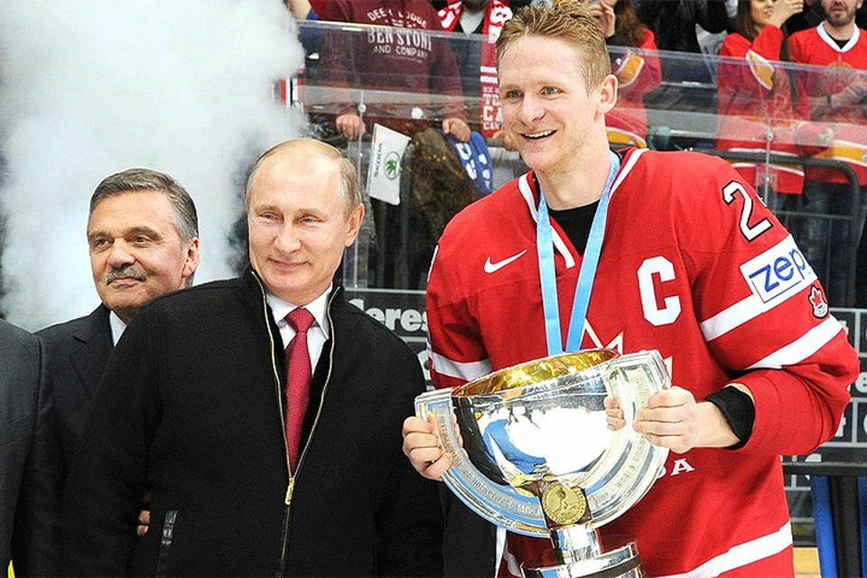 Президент Путин приехал вручить кубок Чемпионата мира победившим канадцам.