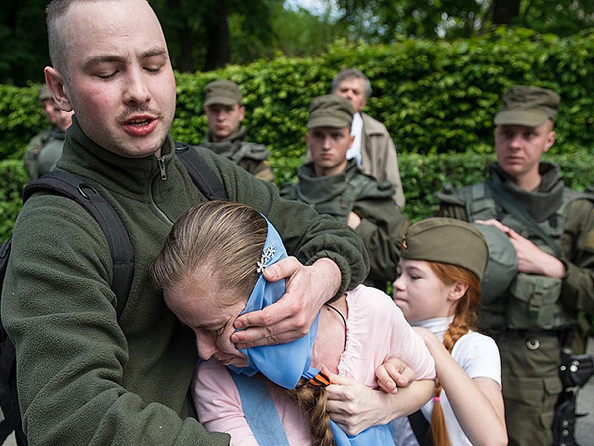 Девочка Настя, с которой в Киеве сорвали георгиевскую ленточку, уехала с  мамой в Минск - KP.RU