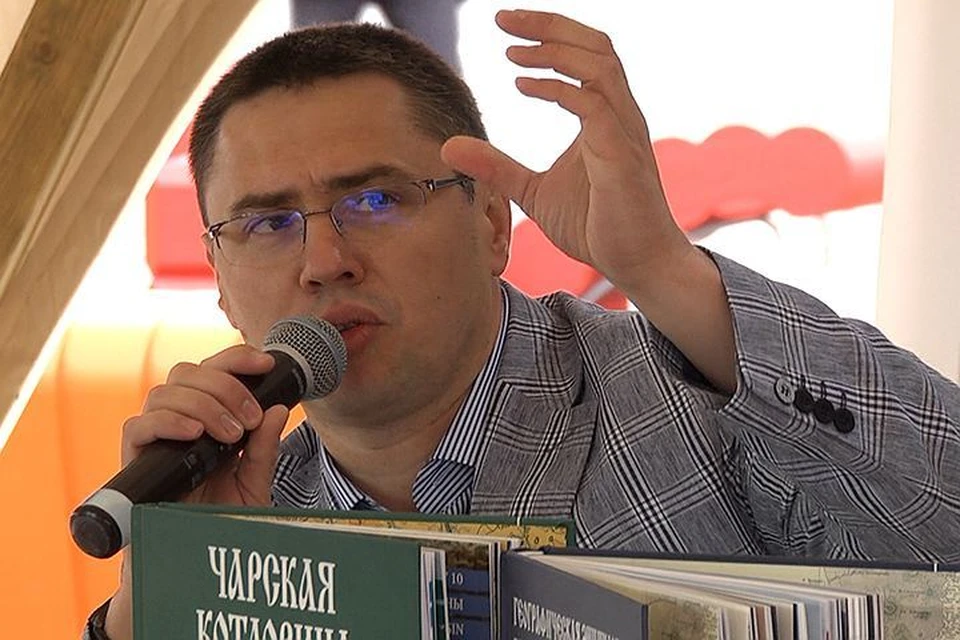 Журналист "КП" Евгений Сазонов на презентации книги.