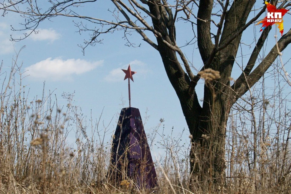 Этот обелиск установлен на месте падения самолета.