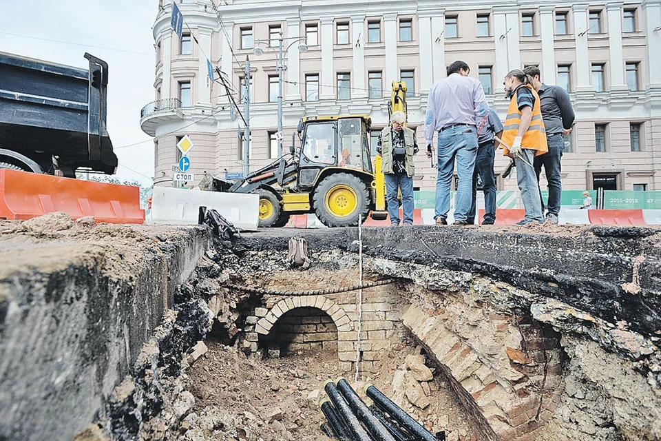 Под метровым слоем асфальта нашли фрагмент снесенного храма Димитрия Солунского.